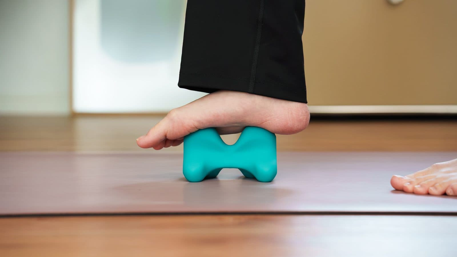 トライエイド「TRI-AID」を足裏に当てて使用する様子