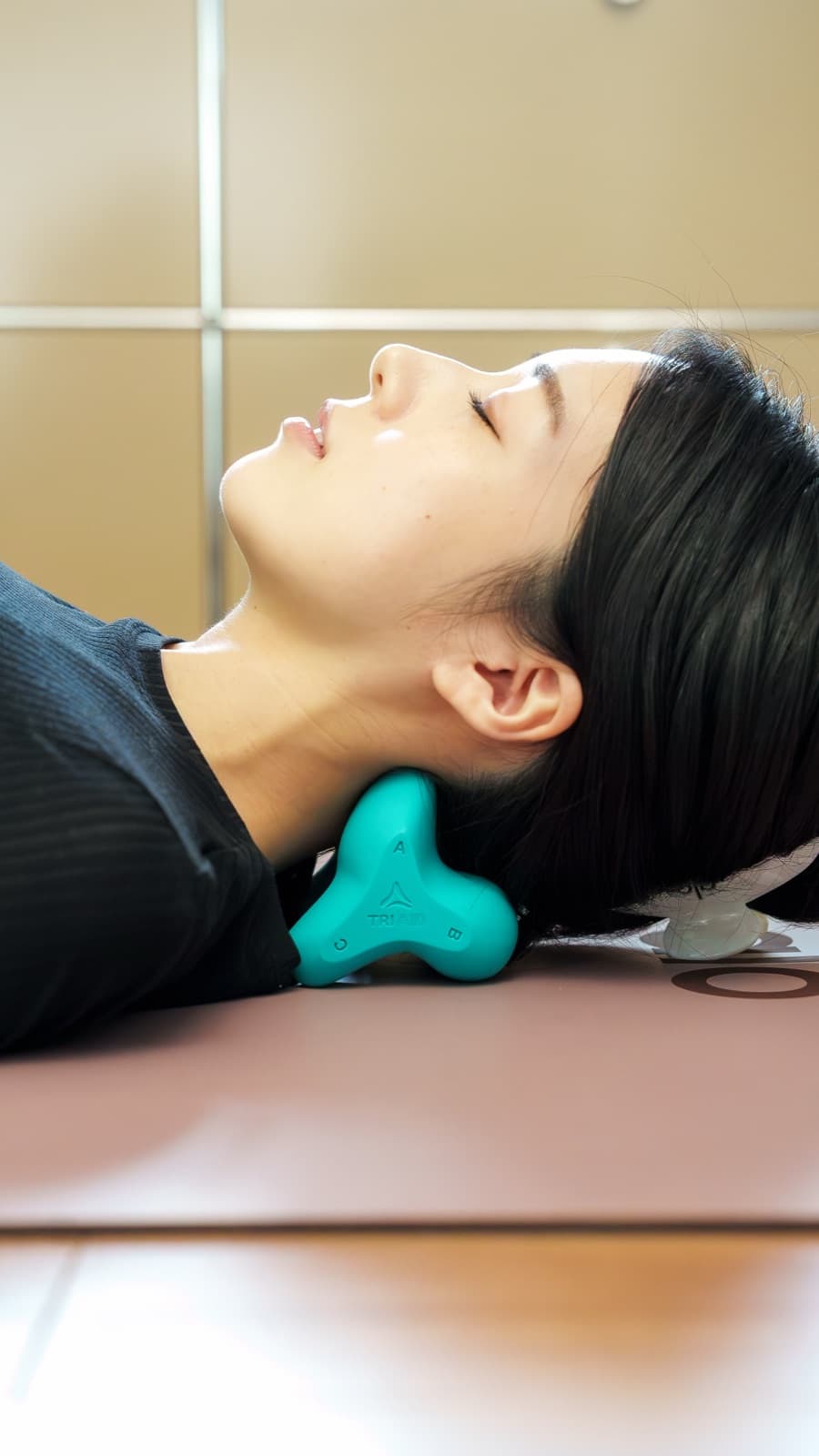 トライエイド「TRI-AID」を首の付け根に当てて使用する様子